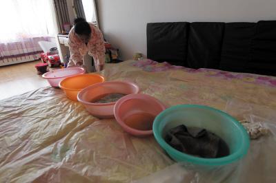 关岭楼上漏水，住户失联，小区没物管，业主维权难！律师来支招……
